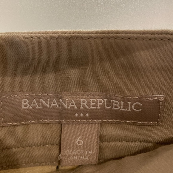 Banana Republic cream colour skirt. 19 inches long. Zip in the back. 2 pockets. - Picture 3 of 5